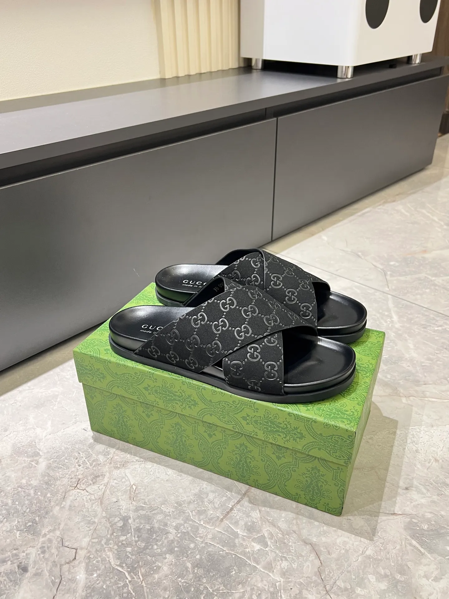 Men's Men's Shoes 💰p320 "GUCC＊" These slippers are made of GG polyester and feature a Gucci label on the front, adding a bold logo feel to the style. "Gucci Made in Italy" stamped label Rubber sole. Size 38-44